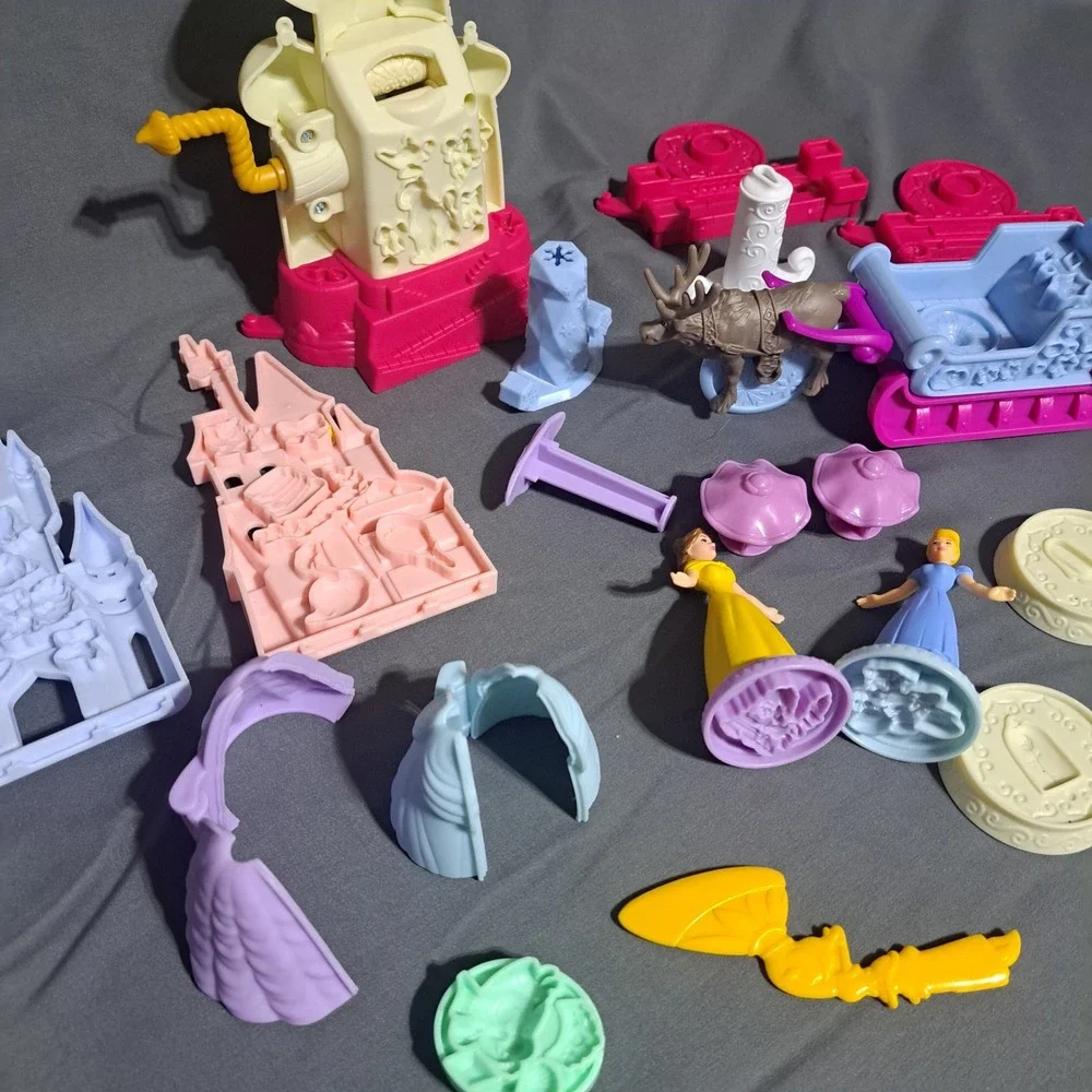 Play-Doh Disney Princess Sparkle Kingdom & Frozen Sled Adventure Stamper‎ Sets
